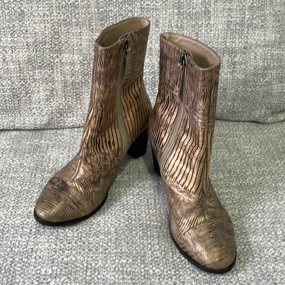 MATISSE Fabulous textured zipper Leather Boots in gold/black - 7M -Made in Spain